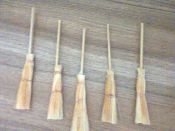 10 Vassourinhas Palha Para Lembrancinha Chá de Cozinha ou Dia das Bruxas